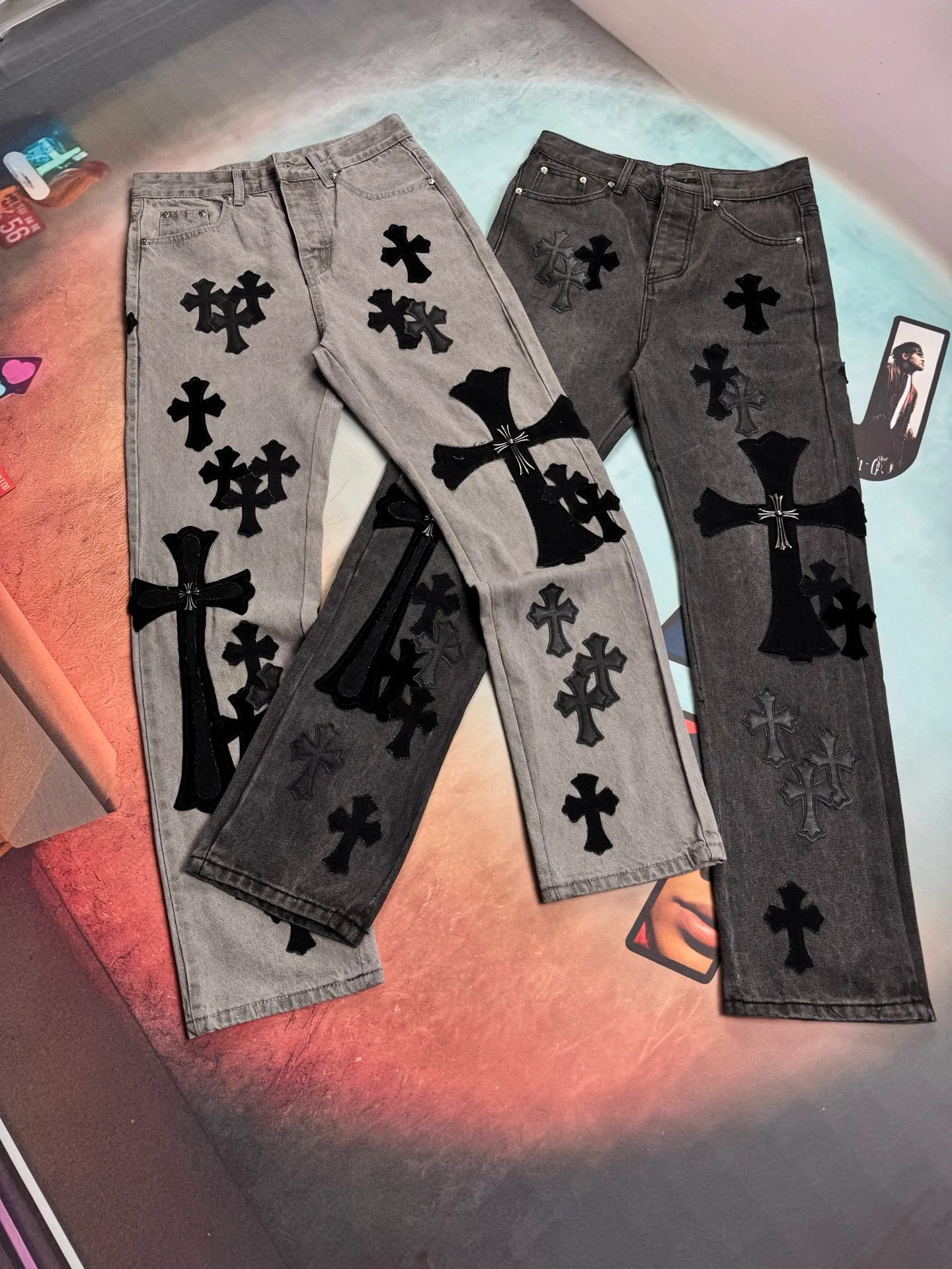 🅿️320 🔘Style No.-KL106 🔘Cro Heart𝐂𝐡𝐫𝐨𝐦𝐞 𝐇𝐞𝐚𝐫𝐭 SexRecords Series Metallic Cross London Limited Gray Ox King Jeans* [Same Style as Pan Weibo] The blockbuster in the fashion world is here! Chrome hearts and SexRecords co-branded the metal-veneer cross-fried snowflake gray London Bull King limited edition jeans. They are definitely top-notch products in the fashion industry. Fashionistas should not miss them! These pants perfectly recreate the vintage feel. The special cowhide produced in Italy is carefully printed and cut accurately by craftsmen. It is then matched with customized sheepskin and is carefully pasted with three layers of thick lines. The overall splicing process is unique, combined with heavy washing and dyeing, and every detail exudes unparalleled design charm. It adopts three-dimensional cutting and has a loose and comfortable fit. It can be easily controlled by any figure and has a great effect of making you taller and slimmer. Carefully crafted by a major manufacturer and following the strict quality control standards of the original factory, the quality is impeccable. Wearing it will instantly transform you into the focus of street fashion.  Size: S M L XL XXL (28.30.32.34.36) Color: Black Gray